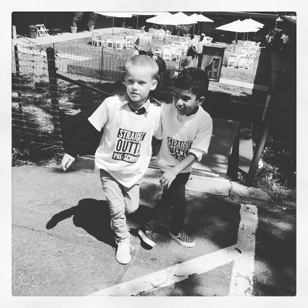 23 juni: These boys graduated pre-k today. So proud of all they learned and the strides they made in 3 years. I was devastated to miss it. #bestbuds #movinonup #workinmama
