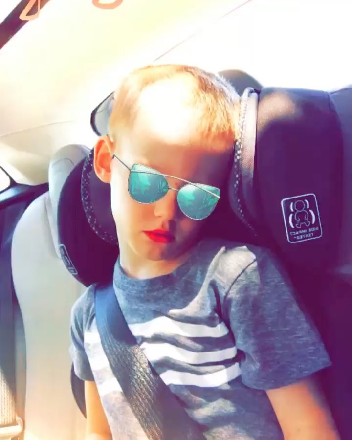 28 juni: Well it seems everyone is on board with the @youngertv snap chat filter!!! M pulled the car over to get luca in on the fun. Poor guy wasn't even awake. Lol
