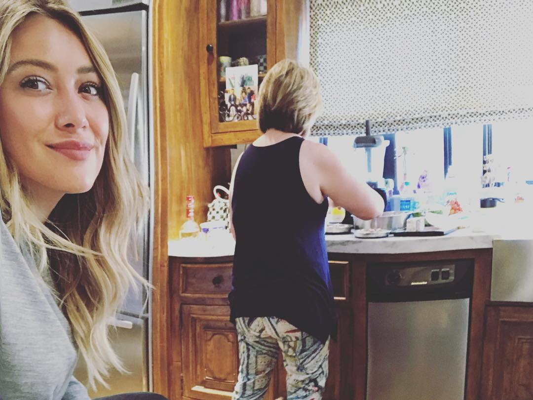 20 augustus: Most of my greatest memories are in the kitchen with my mother. Lucky for this time with her. Happy Saturday! Oh and I'm going to beat her in rummikub after this 😜
