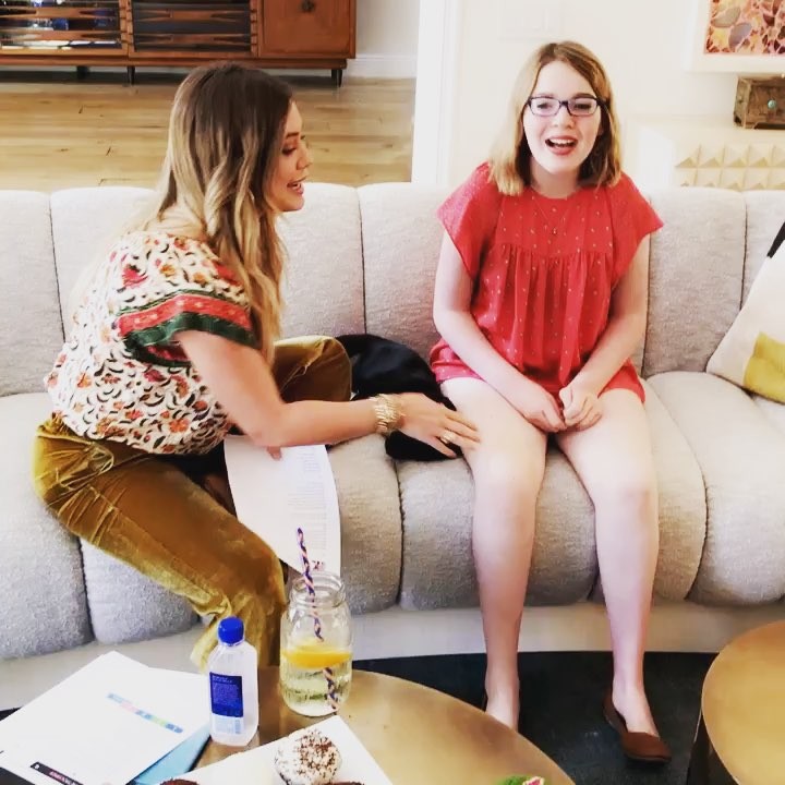 14 oktober: Well I had an amazing afternoon with Naomi from 
@makeawishamerica she wanted to sing a serious #fbf of mine #whynot and I literally had to print out lyrics lol ❤️ Naomi you are beautiful and courageous inside and out and I loved singing with you and eating cupcakes the “right” way. Thank you
@riskybusinessMB for helping us out on the 🎸!! ❤️
