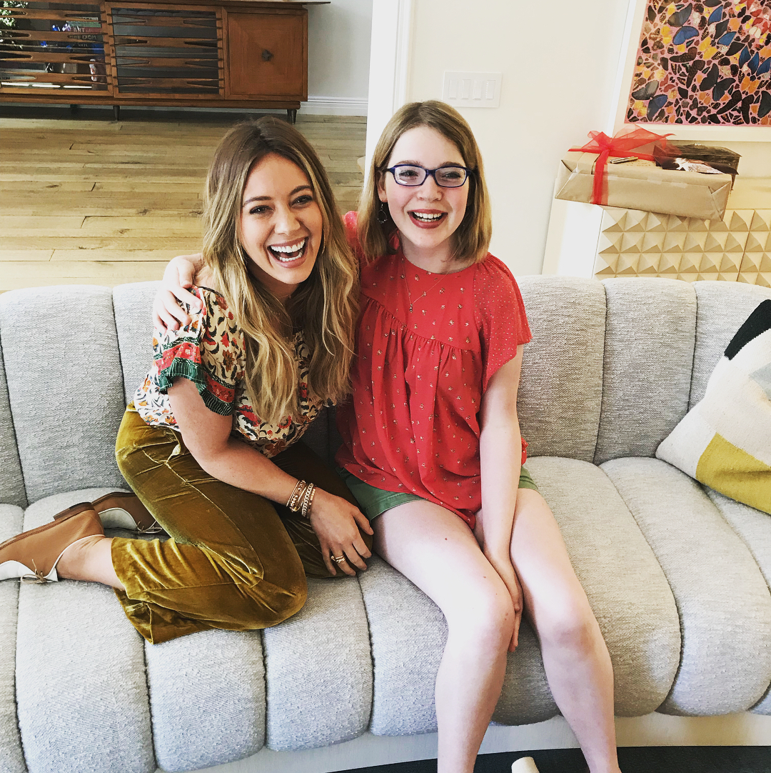 14 oktober: Well I had an amazing afternoon with Naomi from 
@makeawishamerica she wanted to sing a serious #fbf of mine #whynot and I literally had to print out lyrics lol ❤️ Naomi you are beautiful and courageous inside and out and I loved singing with you and eating cupcakes the “right” way. Thank you
@riskybusinessMB for helping us out on the 🎸!! ❤️
