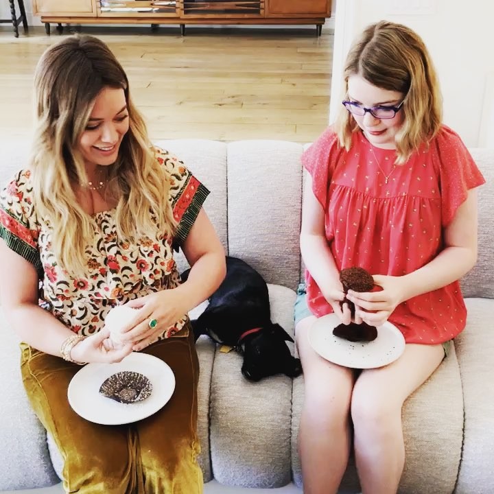 14 oktober: Well I had an amazing afternoon with Naomi from 
@makeawishamerica she wanted to sing a serious #fbf of mine #whynot and I literally had to print out lyrics lol ❤️ Naomi you are beautiful and courageous inside and out and I loved singing with you and eating cupcakes the “right” way. Thank you
@riskybusinessMB for helping us out on the 🎸!! ❤️
