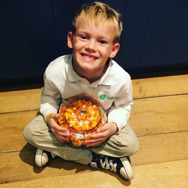 31 oktober: This guy won a jar of candy corn on national candy corn day. Lord help me
