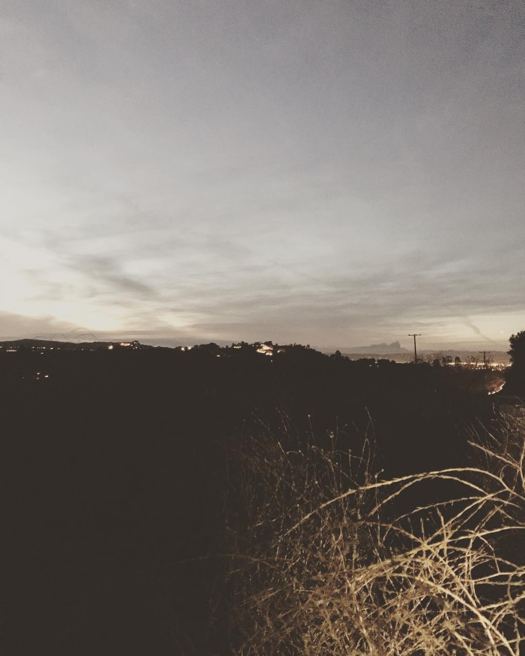 09 december: Oh beautiful California please stop burning. It’s so sad night after night to see helicopters speckled across our skyline dumping water with great effort. A big shout out to all the fire fighters You guys are truly amazing. Hero’s. Exhausted, fighting for the land we love. Fighting to keep us safe. We love you and appreciate you beyond. ❤️💔
