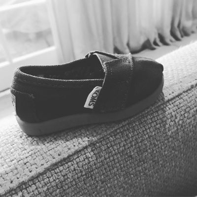 28 februari: How is it that the little foot that fit into this miniature shoe is turning 5 in about 20 days 💔❤️
