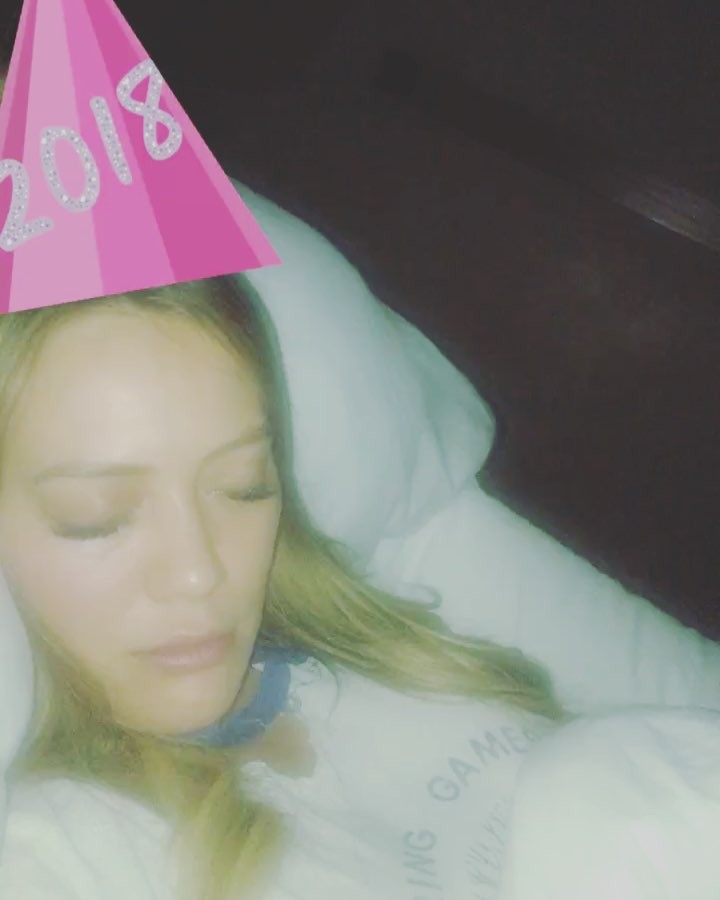 1 januari: Didn’t quite make it to midnight watching the crown😛 it was a real wild night .... happy 2018!!!
