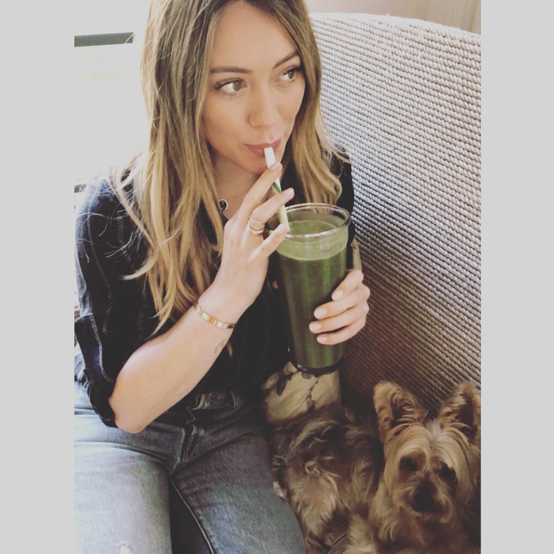 19 januari: Home from my trip and ready (and desperate) to get back to my routine!! My go-to is a green smoothie using @Sambazon’s Supergreens Superfruit Packs. They’re organic with no added sugar, and they’re great for your skin! Plus they’re the easiest way to sneak extra veggies in my (and my son’s) diet!
Sambazon is giving away a year’s worth of Açai! To enter the giveaway – tag a friend on this post and follow @sambazon #SambazonAcai #DeliciousANDPurposeful #sponsored
