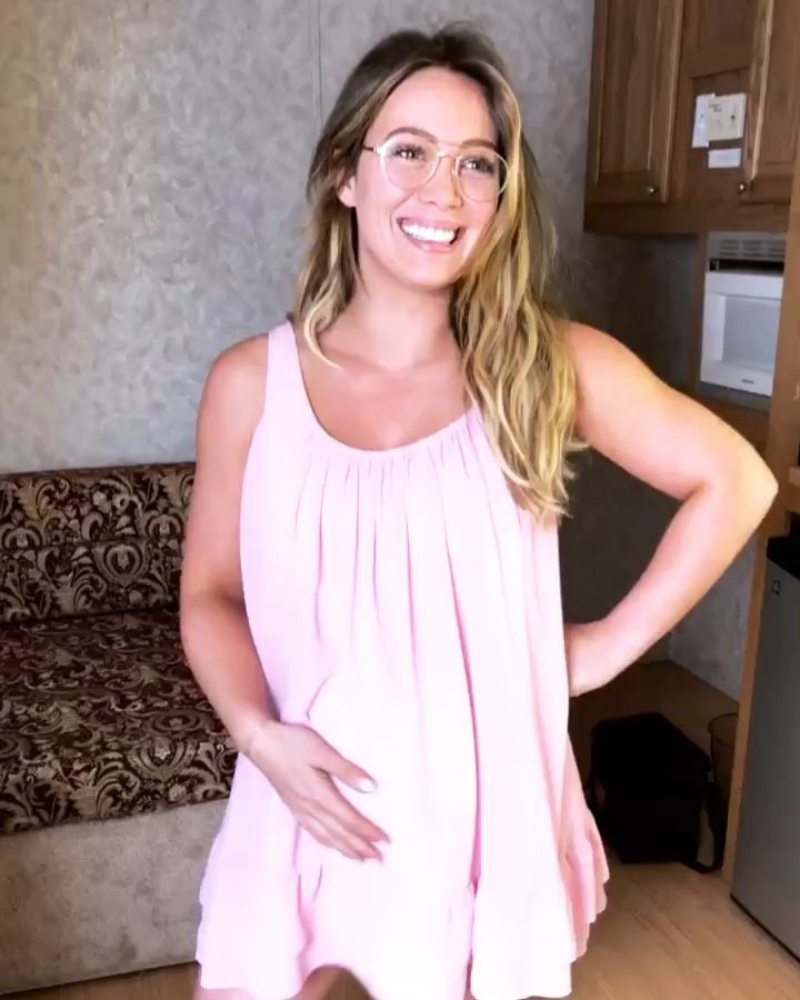 23 januari: Of course my faves are the “Lizzie” also not really pregnant guys....just shooting a movie ☺️ @glassesusa muse x Hilaryduff which are your faves???? Tell me tell me now!
