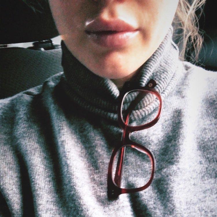 25 januari: Really excited that this capsule collection #museXHilaryDuff i designed with @glassesusa is finally out! today I am bringing the Clara in brick along for my adventures 🐭 #beyourownmuse
