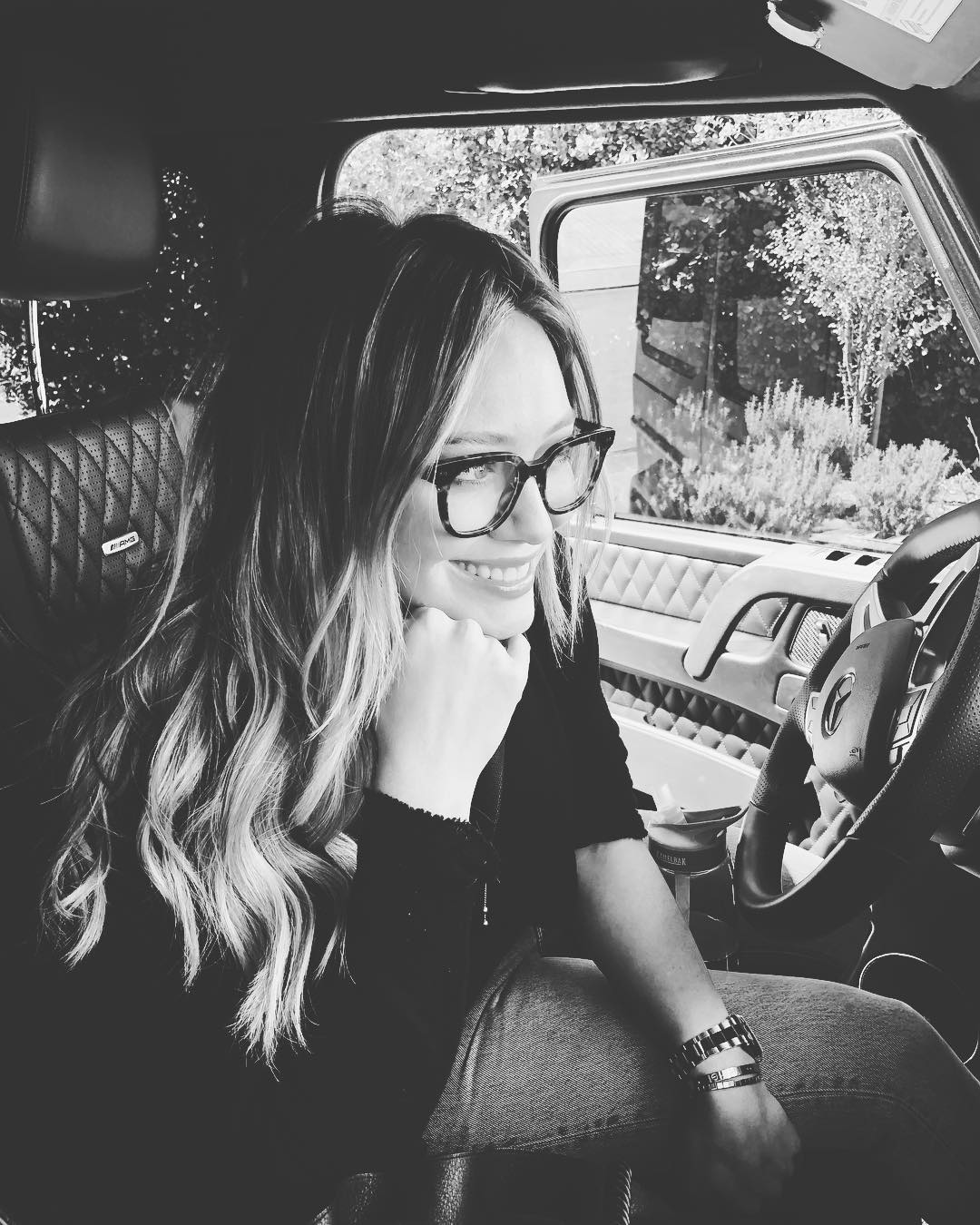 08 maart: Missing LA’s sunshine in this crazy Nyc slush .... wearing the Clara (my favorite) in red tortoise #musexhilaryduff
