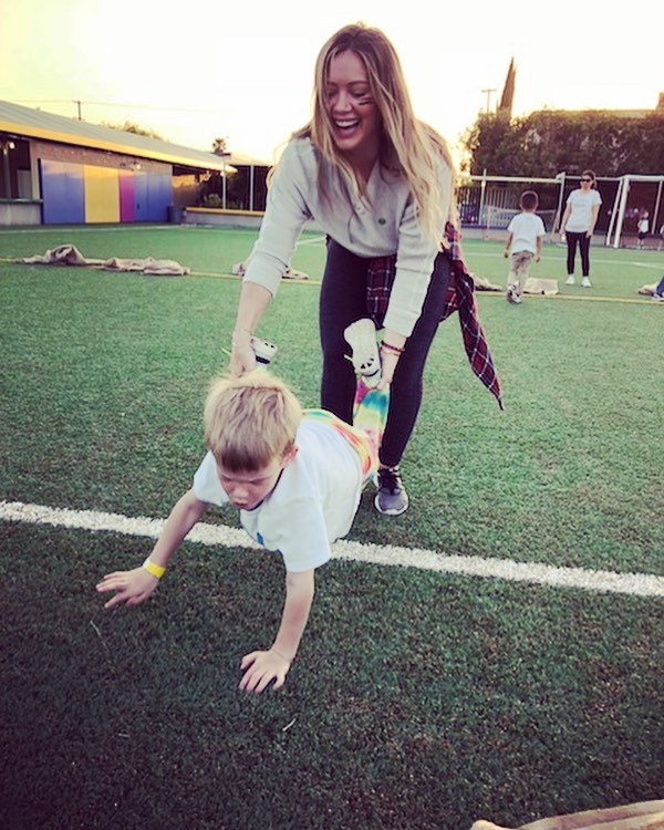 14 april: Last night was “dudes&dates” at Luca’s school! Lot of competition lol the boys crushed the moms at dodge ball 🤦🏼‍♀️ I taught Luca the wheel barrel...check out that concentration lol

