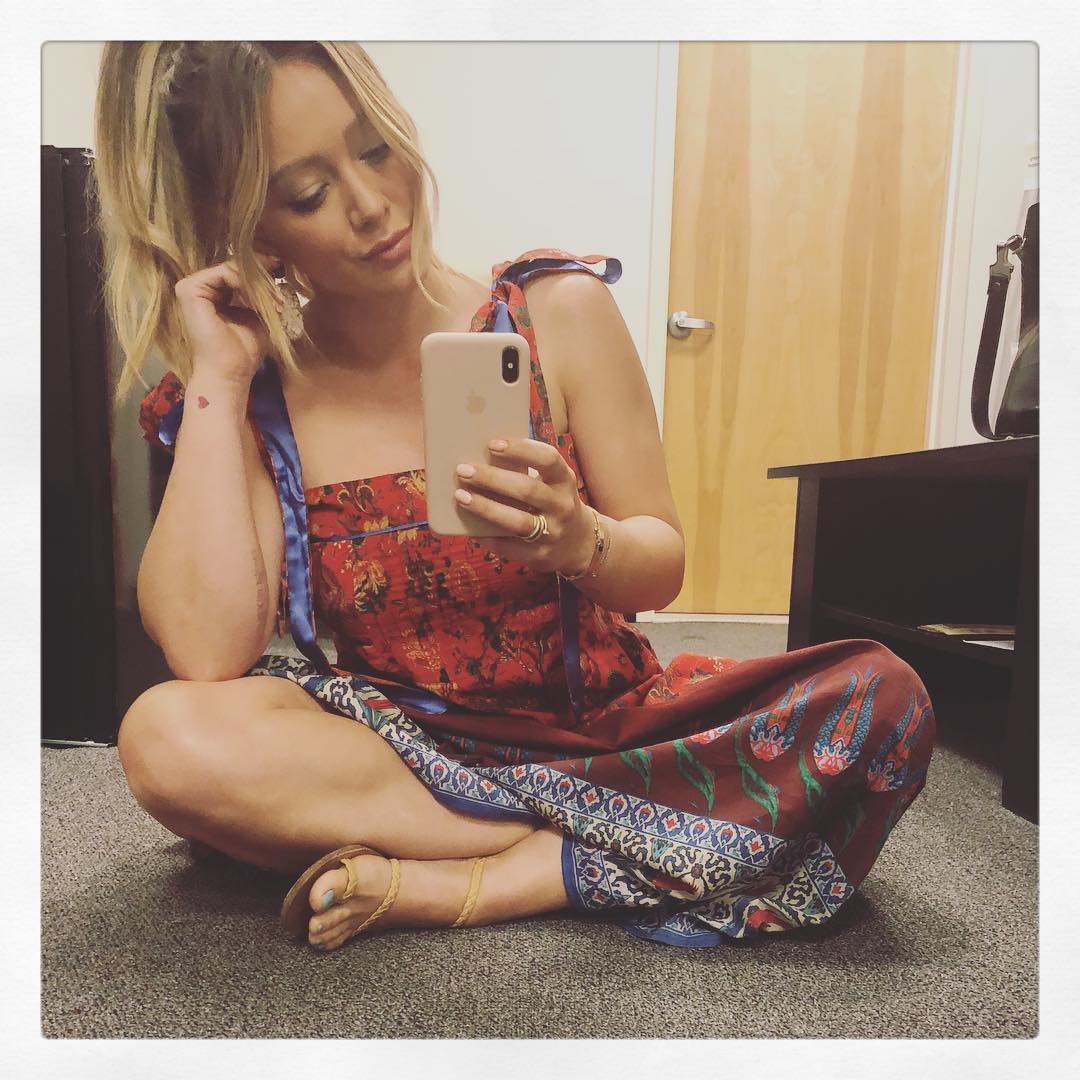 09 mei: Winding down season 5. Having a little moment in my dressing room.... as hard as it is to be away from my life in la, I am so grateful for my job here.. I really love it. I’m even more grateful for my life, the people I have in it... that I have the honor of loving....that they love me, my health, the sunshine...and all the goodness in between. Life is grand! Look up and smile❤️you just might make someone’s day
