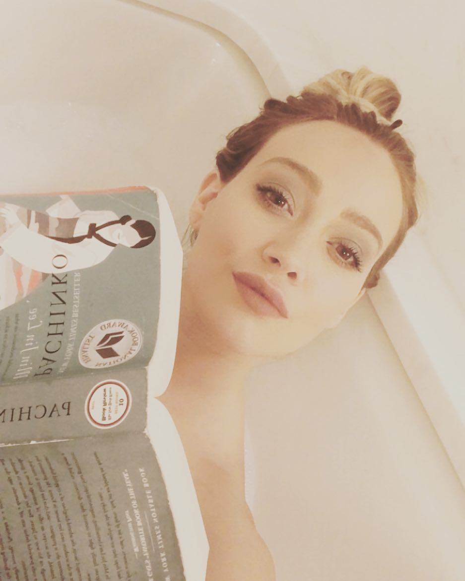 22 mei: Not many things better than a bubble bath and a good book #recharge
