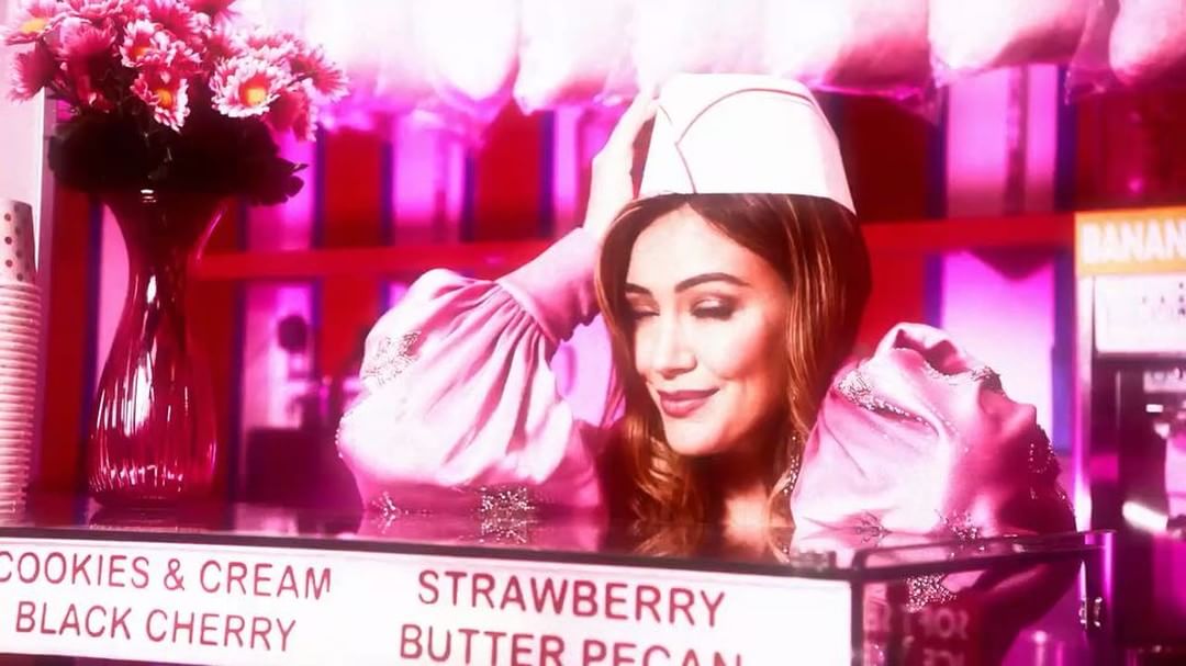 05 juni: We know how to have a gooooooood time💖✨ @youngertv season premiere tomorrow!!!!!! #season5 ooooo boy oh boy it’s so good! Don’t miss it!!!! @ellenvonunwerth 💖🙌🏼
