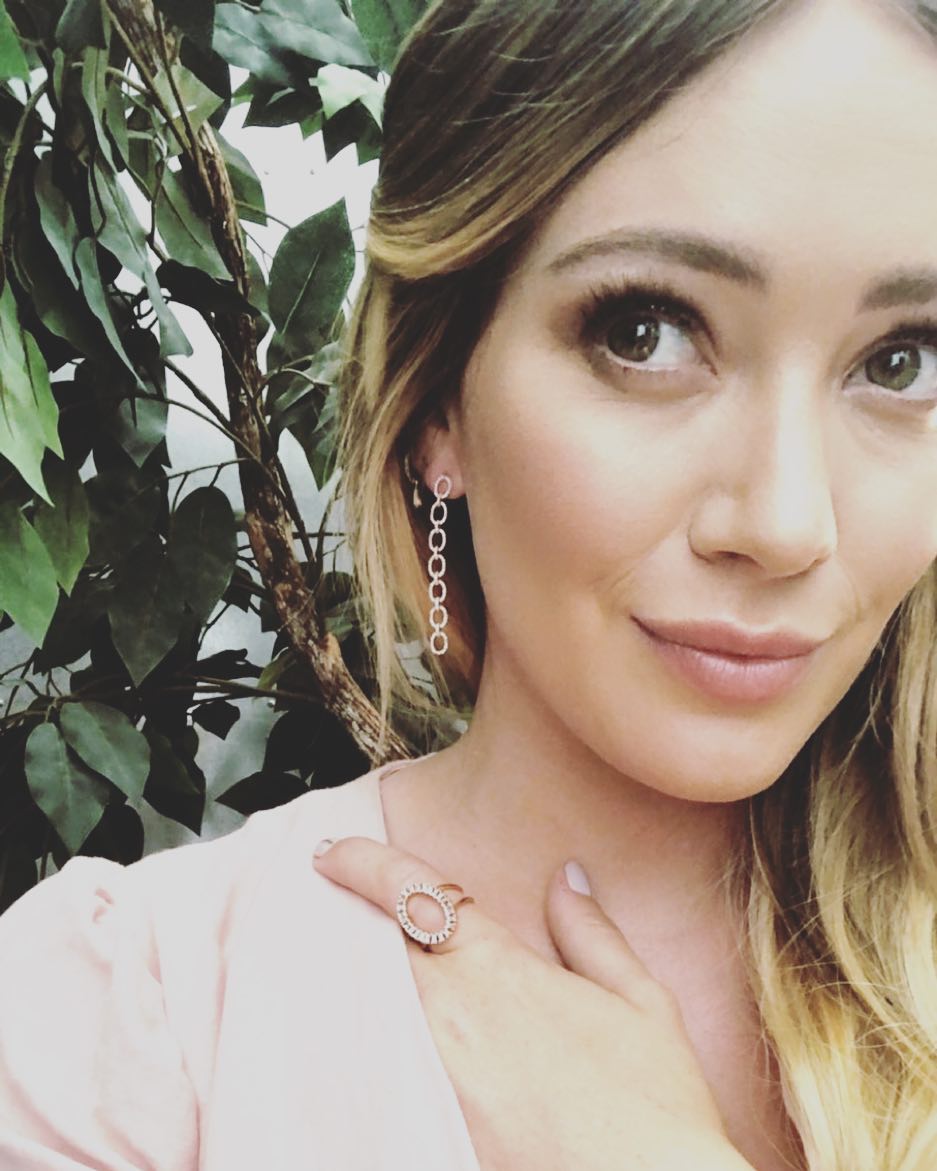 13 juni: A sweet day on set with some of my favorite humans! And theese pretty sparkly things ✨✨ @efcollection
