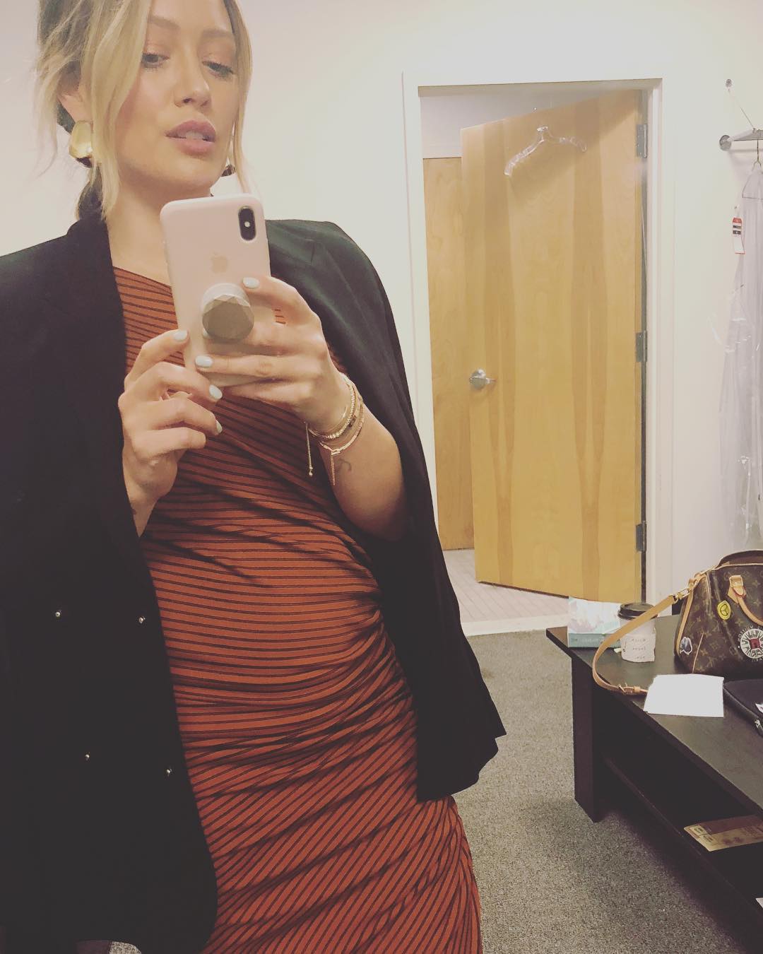 17 juli: New episode on tomorrow of @youngertv ...this was towards the end of filming when babyB was getting harder&harder to hide🙃🤫
