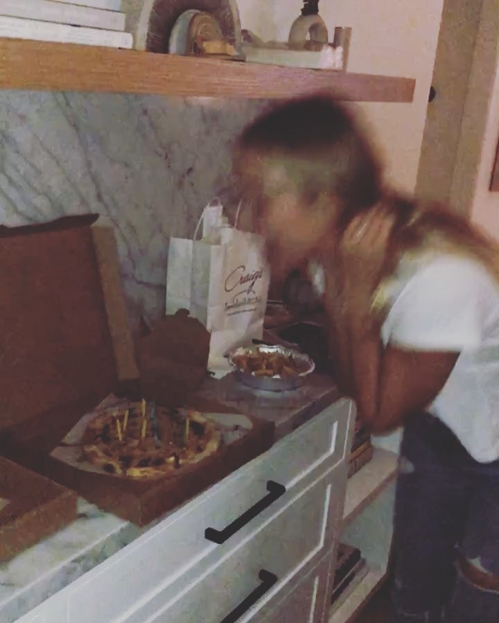 19 juli: She’s a real talent...lit her own bday candles with her breath this year 😂😉love you @moflo1 happiest birthday to you pretty
