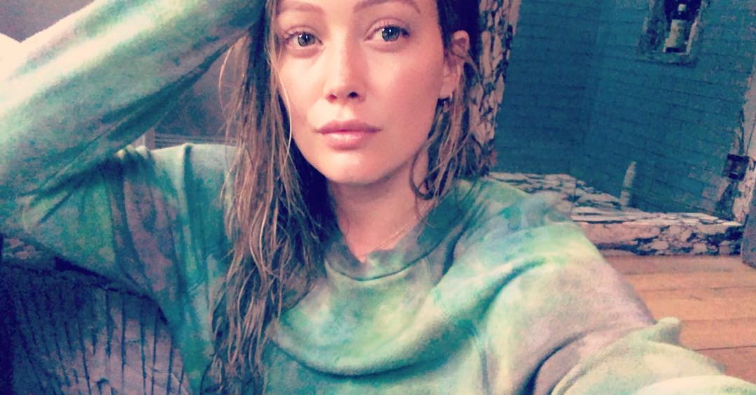 14 augustus: queaky clean and ready for bed...it’s a swift 7:30 👊🏻 also the coziest in my seesters @littlemoonsociety pull over in 🦕 (sold out) sorry boo’s but new colors coming next week!
