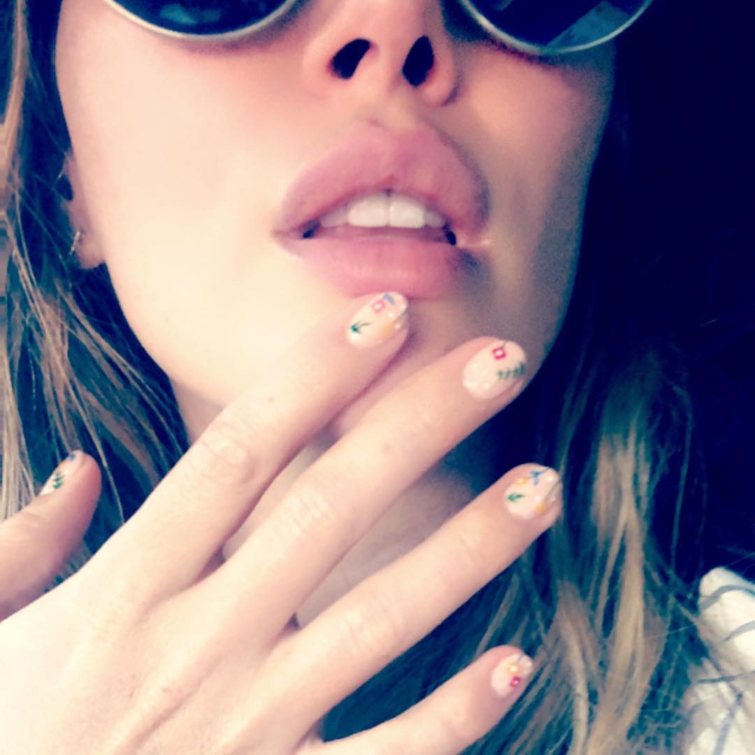 16 augustus: @leefromamerica ripped your nails hard girlfriend! Thanks @color_camp these pretty babies boosted this pregnant lady in a big way 💅🏻🌼🌿
