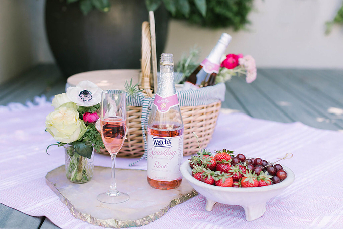 28 augustus: Excited to be partnering with @welchs Non-Alcoholic Sparkling Rosé this Labor Day. Even though I’m pregnant, I can still join in on the fun this weekend and celebrate with everyone. For all my mommies to be, get yours at Target! How do you #roseyourway? #Ad #welchs
