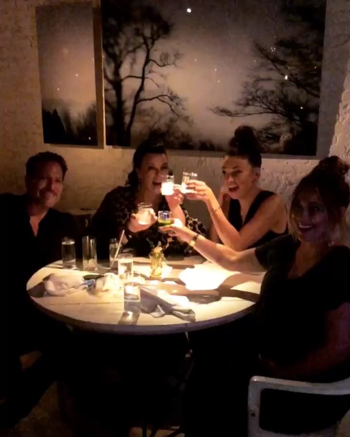 29 augustus: Shots shots shots..... jk jk mines a green juice lovely din with @starmandarren @suttonlenore and @debimazar @abckitchen so delishhhhh.
