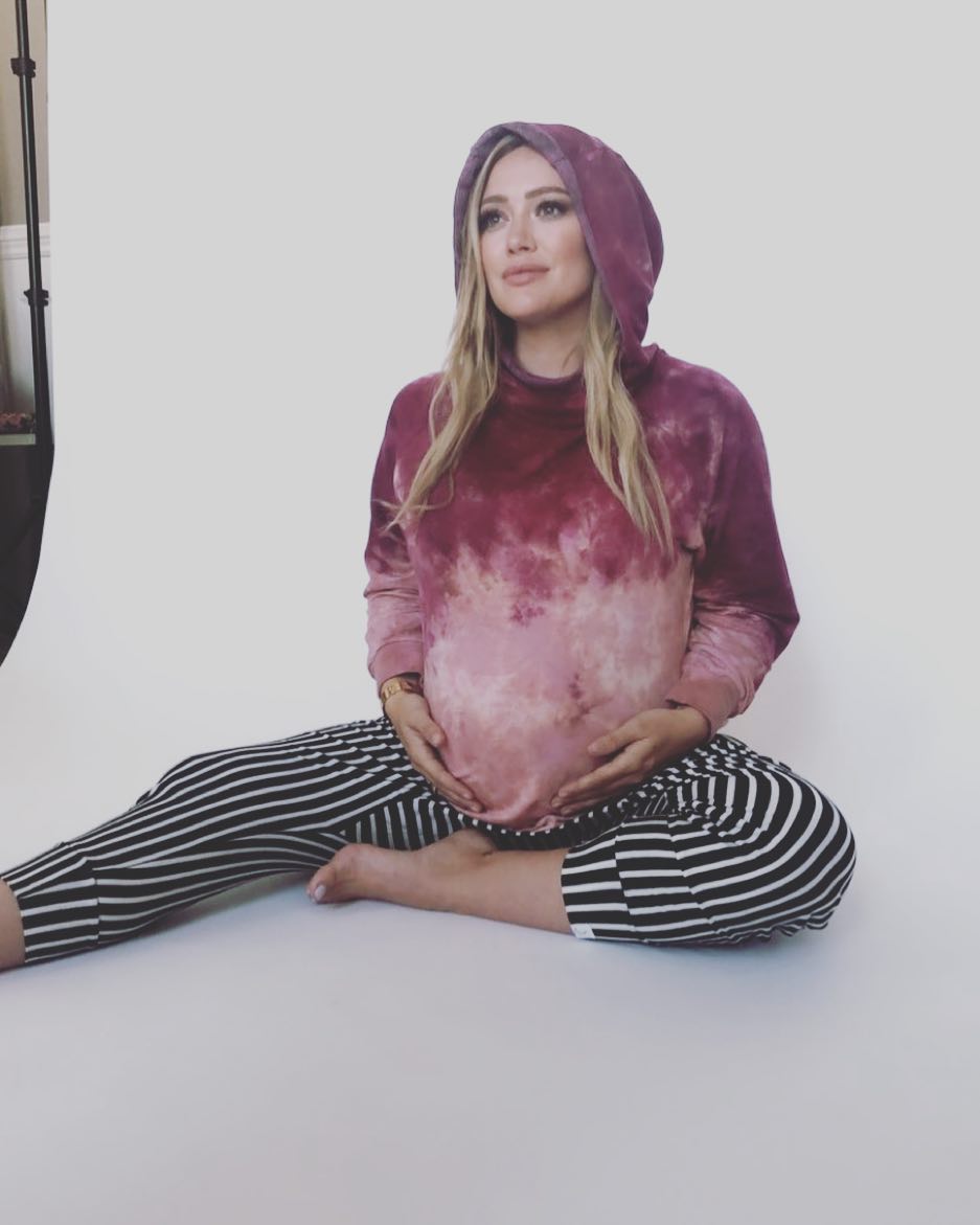 16 oktober: Guess what? I made an exclusive capsule collection with @littlemoonsociety 💖it was so fun to work with my seester!! These clothes are all made in LA and so damn soft! I did all jewel tones- maternity and non maternity!! So check the website in November for the drop to get your little hands on some! I will post other colors soon and more details soon! #HilaryXlittlemoonsociety
