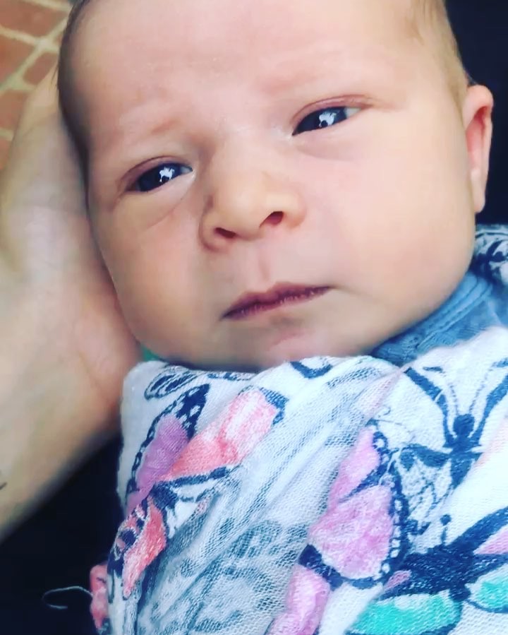 02 november: little bean is a week old today! 🌈✨🌸🍓💖🦄🌼🌕⭐️ she really nails hiccups and sneezes ✔️
