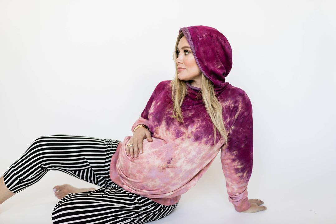 20 november: I can’t believe this shoot was less than 4 weeks ago when Banks was still in my belly! This rose quartz dye came out so damn pretty!!! I love it so much! It’s very flattering! I am obviously wearing the maternity version... it also comes as a regular hoodie(same color same shape) with out the room for the bump! And the stripe harem goes with literally EVERYTHING! @littlemoonsociety NOV 26th!!! Hope you will get your hands on some❤️😊
