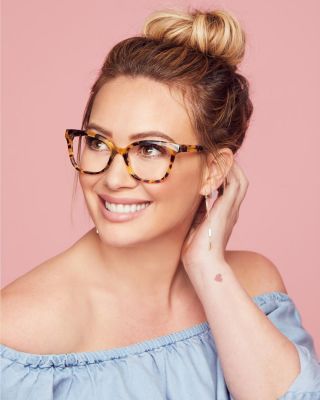 13 februari: Take this Valentine’s Day to celebrate who you are. Embrace your imperfections, accept your true self and let yourself shine out!
Featuring a huge selection of shapes and colors, my eyewear collection with @glassesusa allows you to choose the glasses that reflect who YOU are.
👓 - ZORA
My line is sold exclusively at www.GlassesUSA.com. Link in bio to shop the full collection.
#MusexHilaryDuff #GlassesUSA #GlassesUSApartner #valentinesday #love

