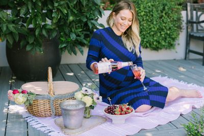 28 augustus: Excited to be partnering with @welchs Non-Alcoholic Sparkling Rosé this Labor Day. Even though I’m pregnant, I can still join in on the fun this weekend and celebrate with everyone. For all my mommies to be, get yours at Target! How do you #roseyourway? #Ad #welchs
