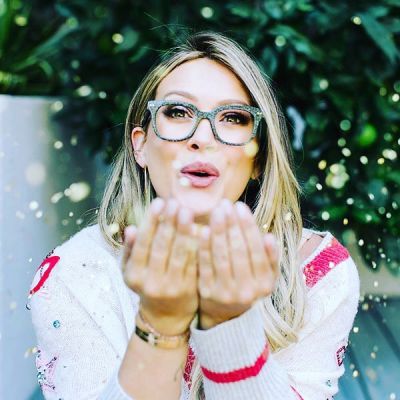 05 november: It’s time to shine ✨ So excited to kick off this holiday season with @GlassesUSA and my new #musexhilaryduff holiday collection! 
Calling all the women out there to glitter up and celebrate yourself in every size, shape and color.
Hurry up, limited stocks! Link in bio.
👓 – CLARA
#GlassesUSA #holiday #GlassesUSAPartner
