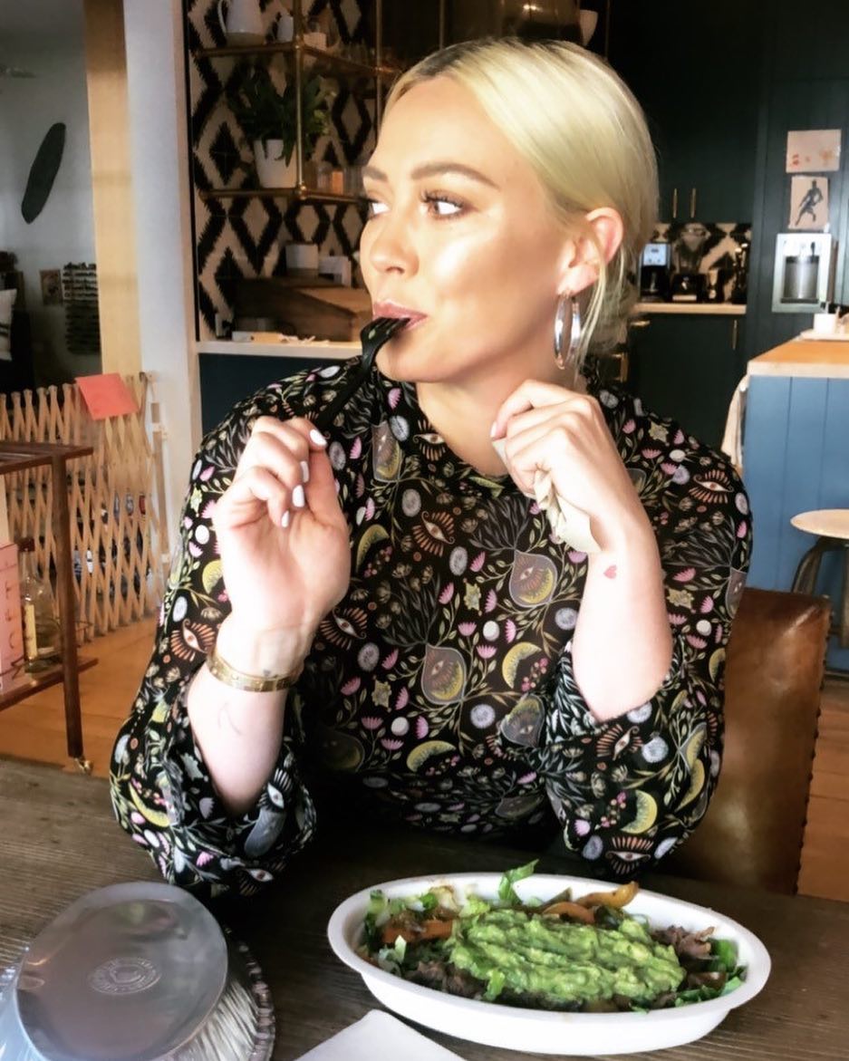 04 januari: Trying paleo again to get ready for @youngertv! I gotta try to keep up with all of my super sexy coworkers! 
This little beauty just got delivered to my house! @chipotle’s #chipotlepaleo salad bowl! It. Is. Divine. And you can order it online or in the app. I CAN DO THIS! #sponsored
 04 januari: Trying paleo again to get ready for @youngertv! I gotta try to keep up with all of my super sexy coworkers! 
This little beauty just got delivered to my house! @chipotle’s #chipotlepaleo salad bowl! It. Is. Divine. And you can order it online or in the app. I CAN DO THIS! #sponsored