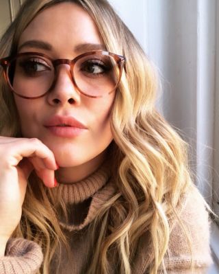 08 maart: Shout out to all the beautiful, hard working women out there! In honor of Women’s International Day, @GlassesUSA will be donating $5 for every pair of my #MusexHilaryDuff collection sold today to 9to5 (and I’m going to match their donation!). 9to5 is an organization dedicated to ensuring economic security and equal rights for working women. We stand with you!
👓 - EVA in new limited edition colors! 
Link in bio.
#internationalwomensday #GlassesUSAPartner
