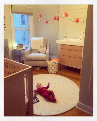 26 maart: B’s cozy nyc nursery.... @aldeahome had everything on my list to make this sweet little home away from home just perfect🎀 I love you guys and could spend hours in your store
