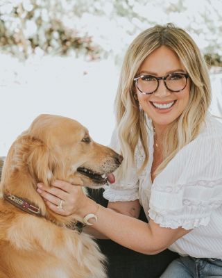 26 augustus: Even Izzy can’t take her eyes off my EVA frames 🤓🐶 Get your pair now at 25% off on @GlassesUSA! Link in Bio

#nationaldogday #MusexHilaryDuff #glassesusapartner
