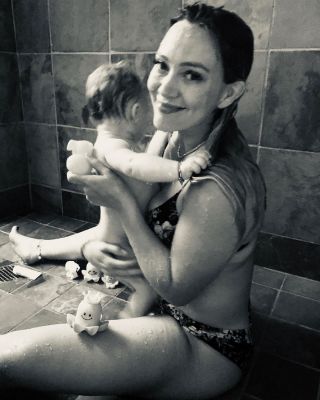 10 september: Today is #TheAwesomeChallenge and this photo makes me feel overwhelmed with awesomeness...the sweet memory of Banksy in the shower for the first time (Hawaii I miss you)! It’s awesome knowing that my body gave me this amazing child and even more awesome to know she will grow up to be fierce, loving and kind! For every post using #TheAwesomeChallenge, @RocketsofAwesome will donate an entire back-to-school outfit to a @Baby2Baby child in need. @bollymernard @alannamasterson @vanessalachey, you’re it! Tag 3 friends and for every post, we can unlock more donations!
