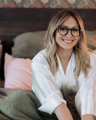 18 september: Calling all glasses lovers, who could stay in bed all day?! 👓 - COLETTE @GlassesUSA
Link in bio
#MusexHilaryDuff #GlassesUSAPartner
