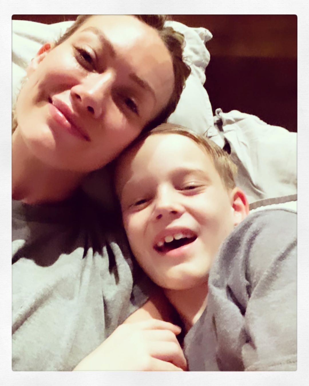 15 januari: The OG cuddle monster ! I just die for the gaps in he teeth and the mixture of baby and big boy teeth💔 also .... think he’s my kids?? #twins
