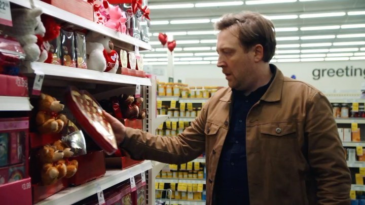 28 februari: Guess what? Husband released my favorite @winnetkabowlingleague song today! #CVS and guess what else.... he asked me to be his video girl (blushing) hehe enjoy! Also we shot this at 1 am in an actual cvs (so many snacks)
