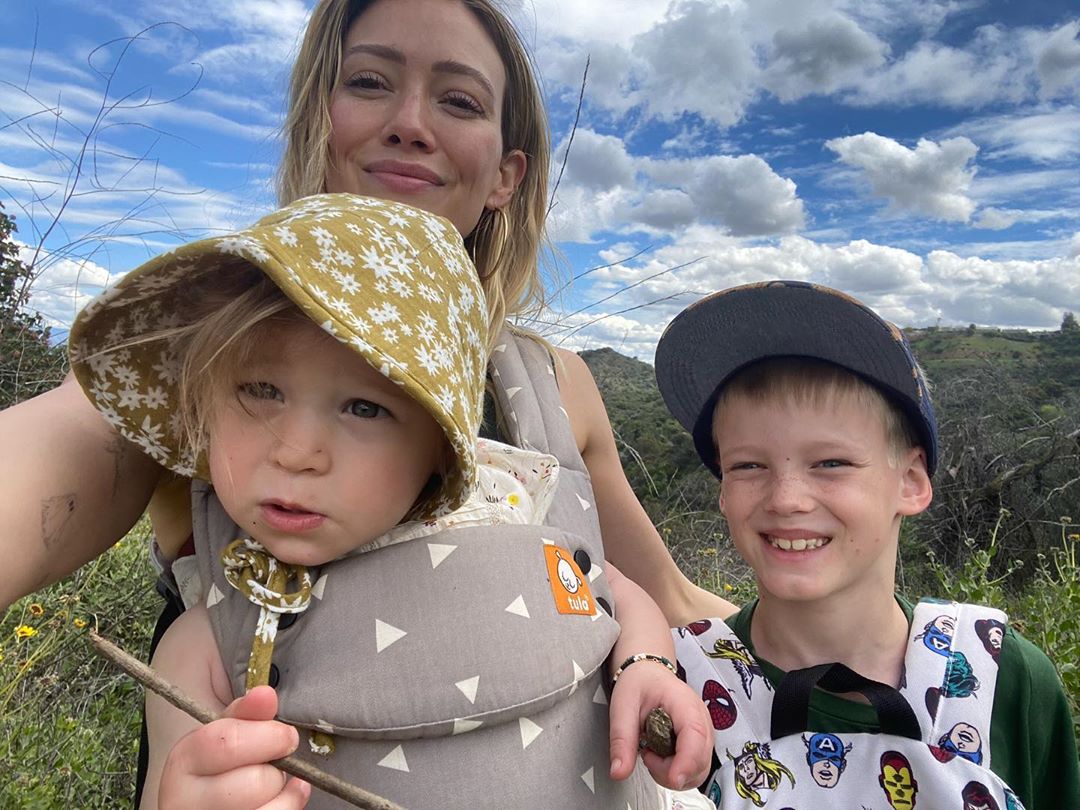 23 maart: Nice fresh air with my sunshines. Looks like we won’t be able to do this for a while with the new rules. If we all follow faster the quicker things can go back to normal. We are on day 10 over here 😕Love, health, and dry ass hands too all
