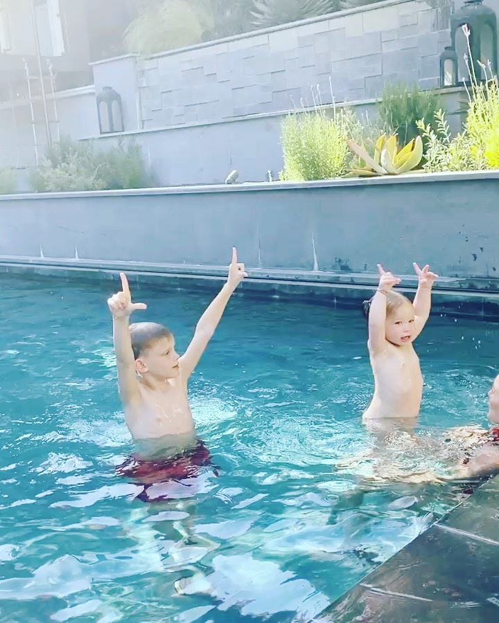 11 mei: These kids make me utterly exhausted and I wouldn’t want it any other way. I am amazed by all that they continue to teach me. I am so grateful I get to guide them through this part of their life and witness all of their moments, big and small. I can’t wait to see what they become ♥️ #happymothersday #luckyus
