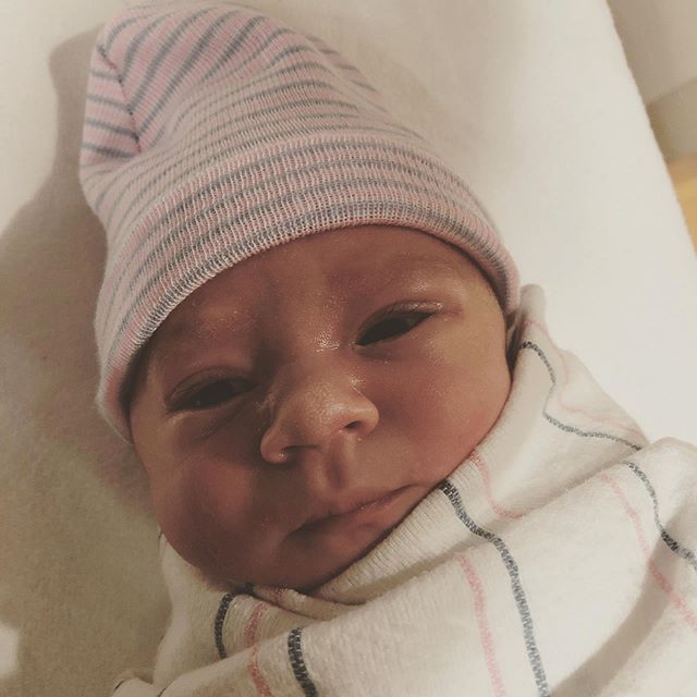 28 mei: Look at this gorgeous addition to our family♥️ welcome baby Fallon!!! We love you so much and couldn’t wait for your arrival!!! Congrats @emilymazzarisi and @bigfatsnaredrum @matthewkoma and I are going to spoil her rotten!
