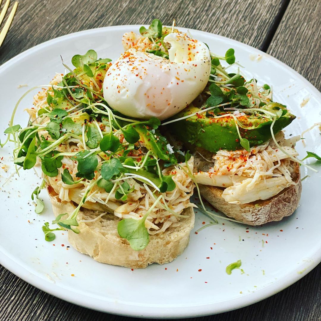 17 juni: Tried my best to copy @lilybubbletea crab/egg/ avo toast for dinner last night! I really need to work on my lighting/camera/plate design skills lol but the taste ..... I think little ratatouille would be impressed 🐀
