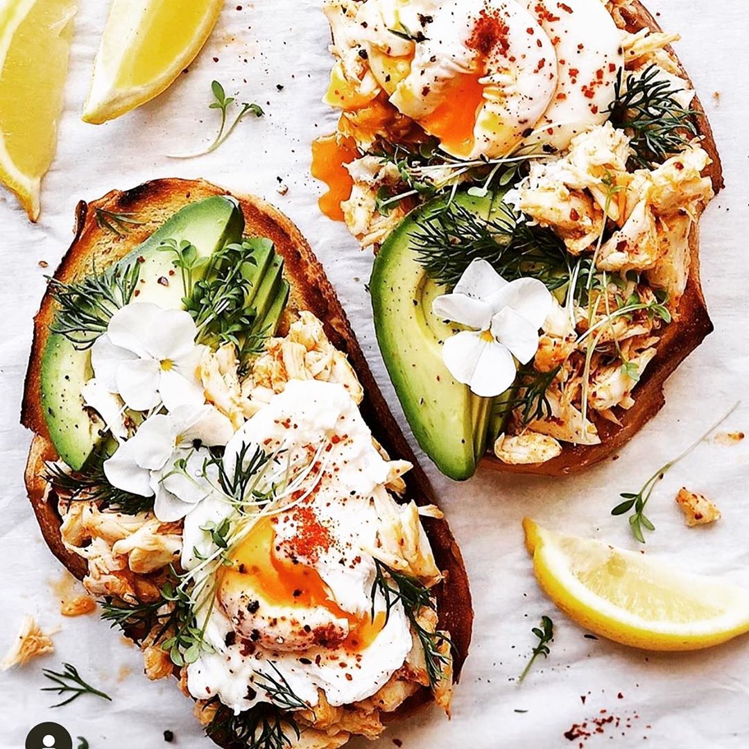 17 juni: Tried my best to copy @lilybubbletea crab/egg/ avo toast for dinner last night! I really need to work on my lighting/camera/plate design skills lol but the taste ..... I think little ratatouille would be impressed 🐀

