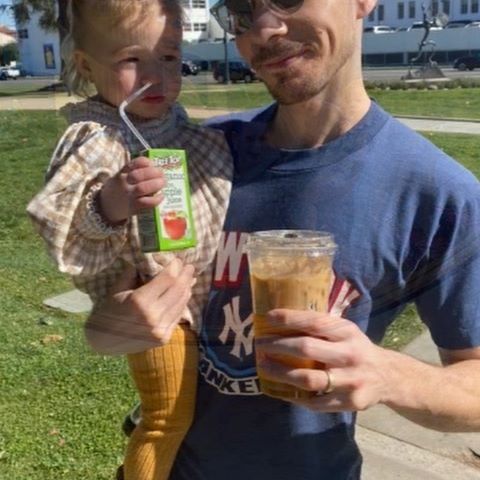 21 juni: Happy Fathers Day!!!

Happy Fathers Day @matthewkoma You were the one to figure out the only two songs that would make Banks stop screaming incessantly in the first 5 months of her life and since i got flagged for using the Bruce track ..I found one called “canoodling” 😂
The way you look at Banks in complete awe is one of the best parts of my day. You are such a natural papa, so patient and loving... waking up with her at 5 am, sometimes 4(still)! Playing so hard with Luca and keeping up with all his currant obsessions! Bonus dad that truly can not be rivaled. This family loves you beyond beyond♥️ it’s been a crazy few years for us babe ... many sweet simple moments and some pretty big important strokes, watching you become a father has definitely been my favorite. Thank you for all that you do for us and how you without a doubt, unselfishly always put us first! Love raising babies with you.....
