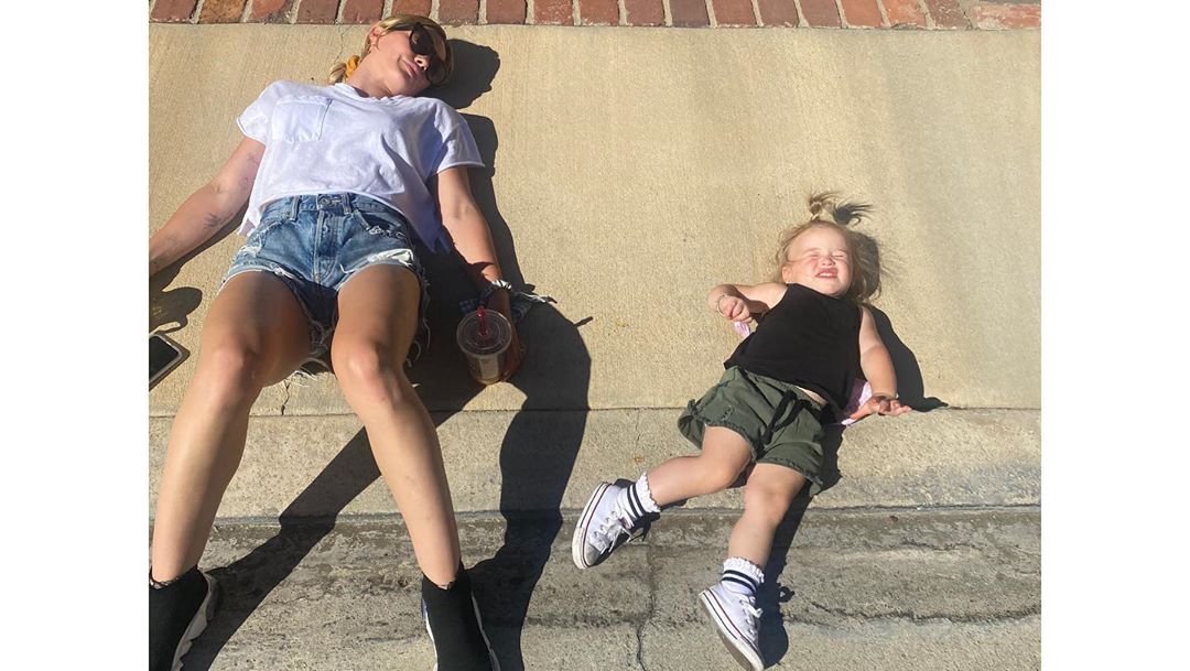 05 juli: We took two walks today. Took a family nap. Took a drive. Drove by a raging house party on Mulholland. Assholes. No masks (of course). Girls in bathing suits and louboutins waiting to get in like a line at a club 🙄 After @matthewkoma and I told Banks she’s too cool to ever need to do that we were steaming...California is in bad shape (in so many ways) but doesn’t everyone think we all want to go out freely and travel and enjoy summer🤷🏼‍♀️ It really seems like Americans just don’t care about each other...somehow this pandemic has turned into a political stance between parties...that’s a head scratcher for me. Other countries have come together in a beautiful way to contain or be Covid free. It’s embarrassing that we are worse than ever because people need to party and Karens won’t wear masks! Oh and I’m running for President.
