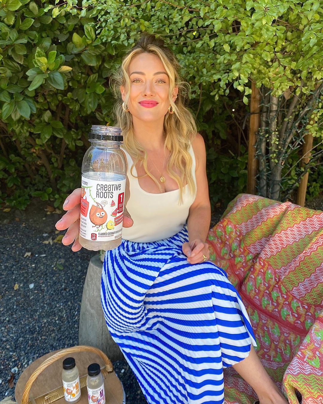 09 juli: It’s summer and keeping your active kids hydrated can be challenging but is so important! Having my fridge stocked with plant-powered @drinkcreativeroots for the kids has been a life saver! Only problem is when mama dips into the supply 😬🤫 Watermelon Lemonade what’s up! 🍉 🍋 🍑 🥭 🍓 #ad
