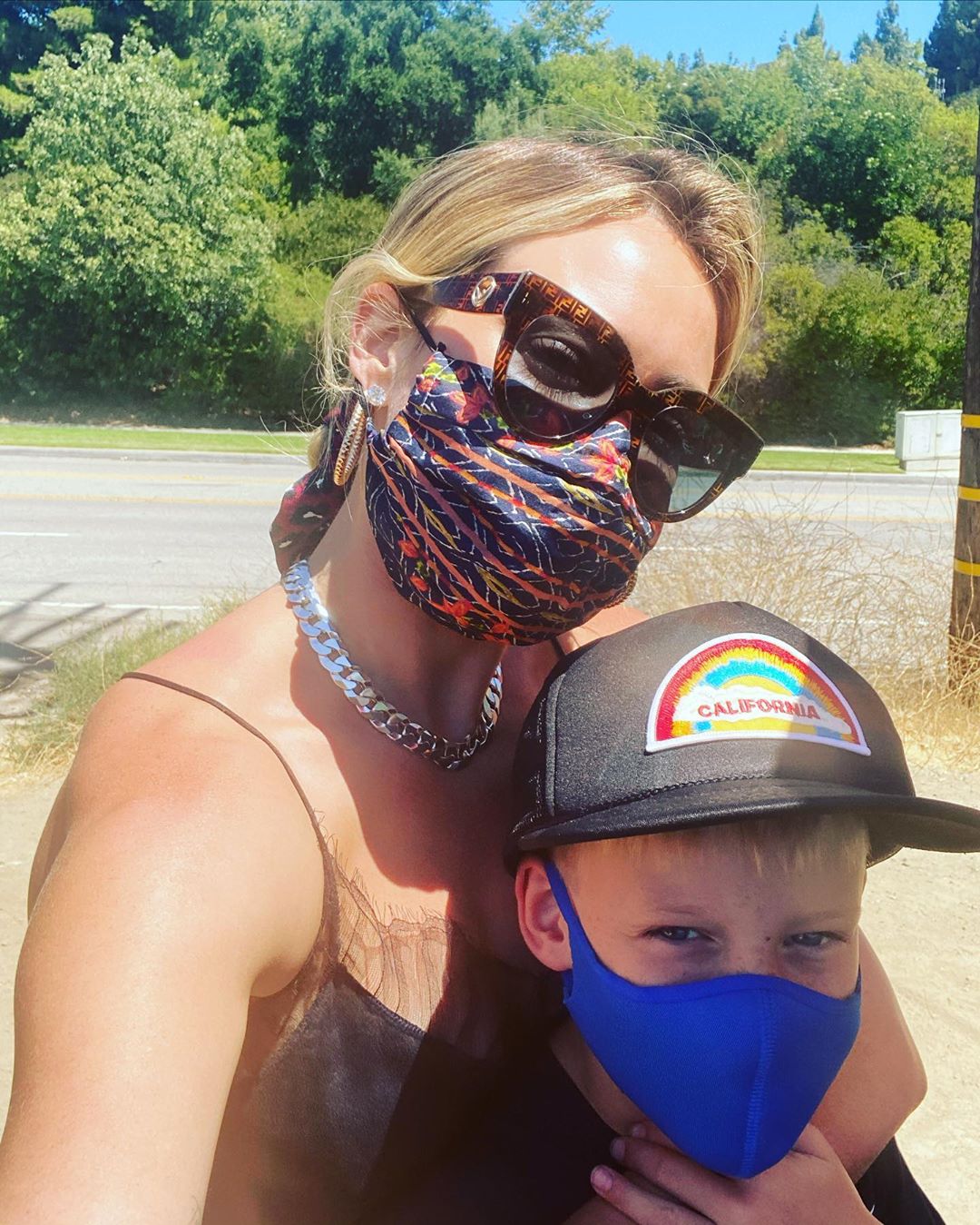 24 juli: A Sunny shine day with my sunshine boy. Two more years and he’s going to be taller than me 😩🌱#luckyluke #luckymeeee
