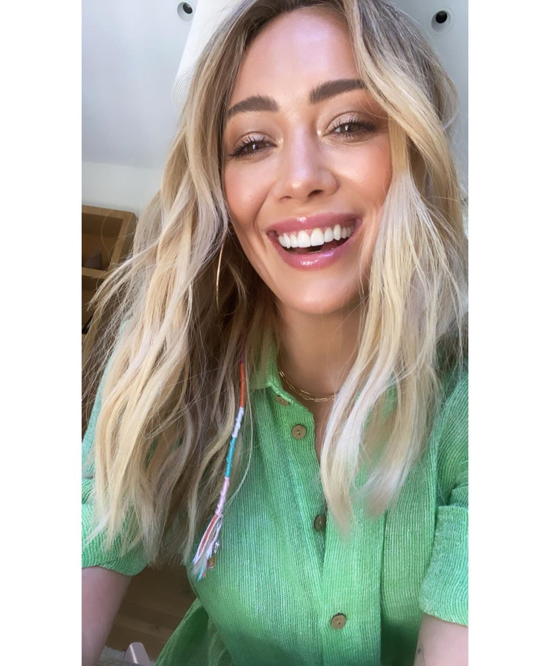 30 juli: Really longing for my camp days... oh how simple of a time ..... asked @riawna and @nikkilee901 to help me reminisce with this little hair wrap diddy♥️ do you likey?

