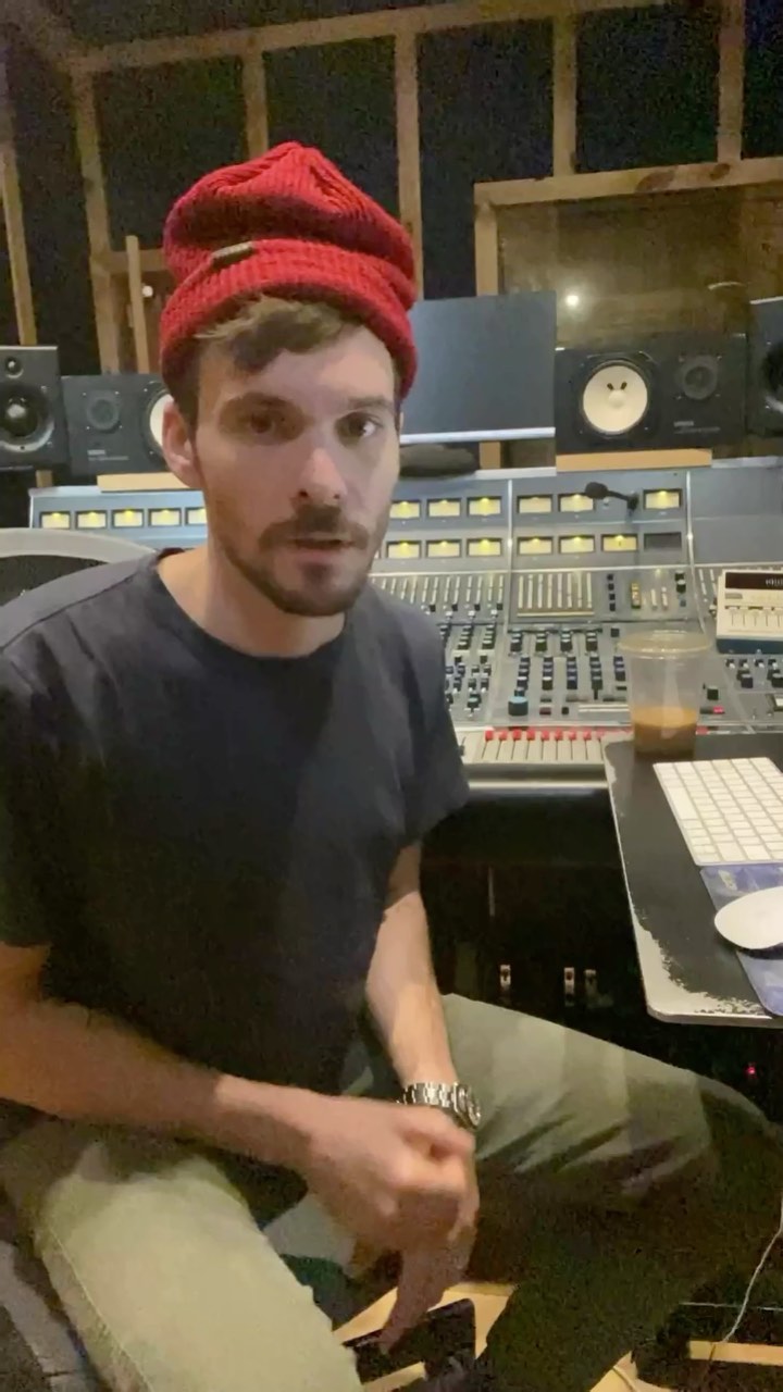 30 oktober: Hot Brainy husband 😂

It’s fascinating to see all that goes into making a song or record. Huz talks about @winnetkabowlingleague new single “congratulations”. don’t know how he sits in a dark room all day and does this alone. Super geeky and iiiiiiii like it ♥️
@matthewkoma I’m on my way home
